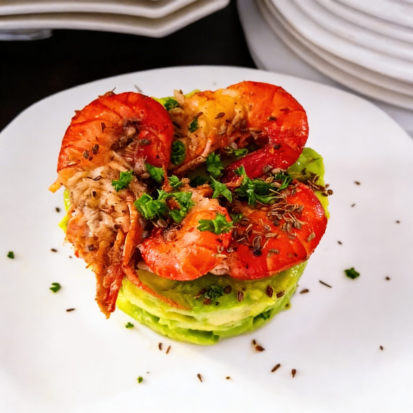 Crevettes et avocat, gastronomie du Château Mbeka'a Paris
