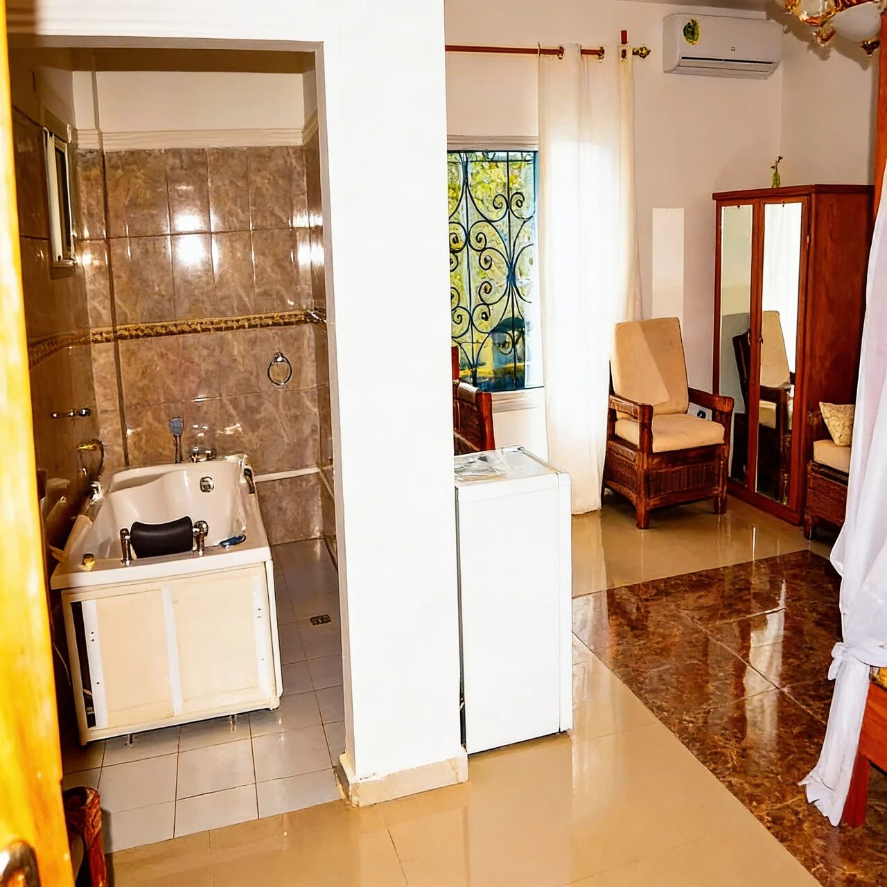 Intérieur d'une résidence du Château Mbeka'a, baignoire balnéo et salon