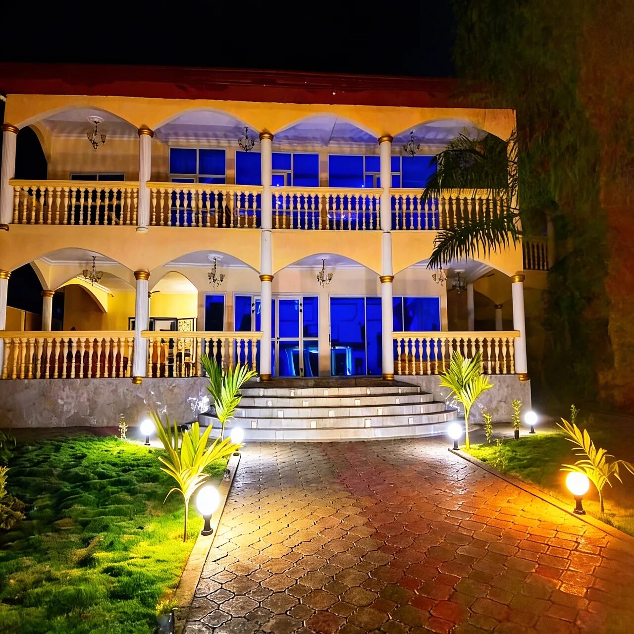 Le Petit Palace du Château Mbeka'a illuminé à la tombée de la nuit